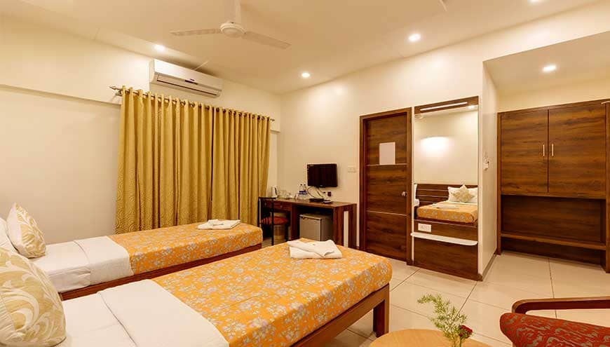 hotel-woodland/rooms/deluxe-twin-ac-room/03-deluxe-room.jpg