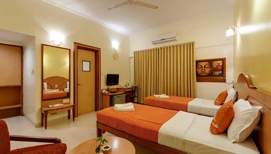 hotel-woodland/rooms/deluxe-twin-ac-room/06-deluxe-room.jpg