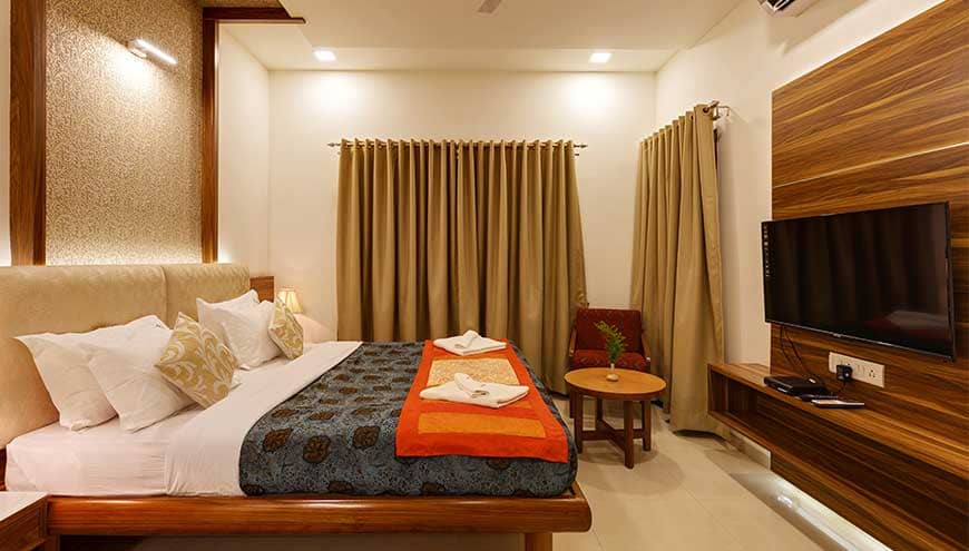 hotel-woodland/rooms/suite-room/01-suite-room-kolhapur.jpg