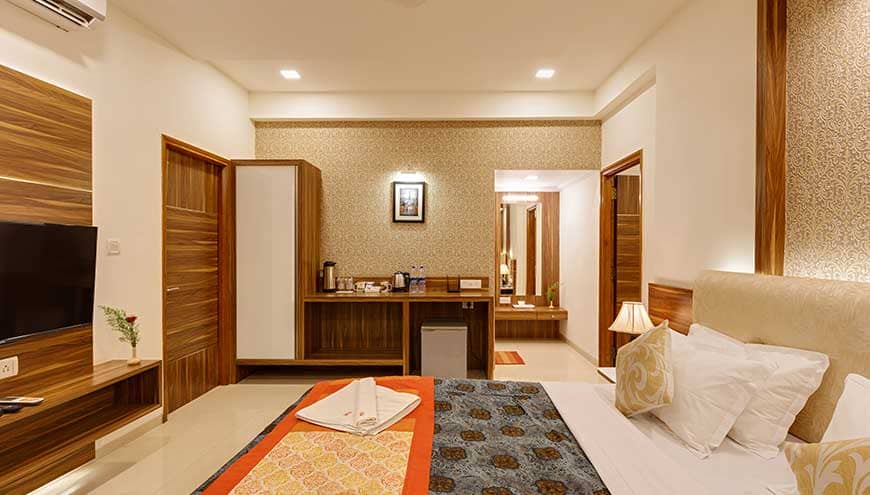 hotel-woodland/rooms/suite-room/02-suite-room-kolhapur.jpg